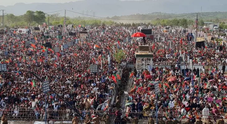 PTI supporters reach Islamabad in droves