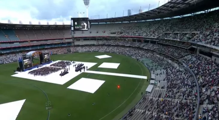 Thousands pay tribute to 'King' Warne