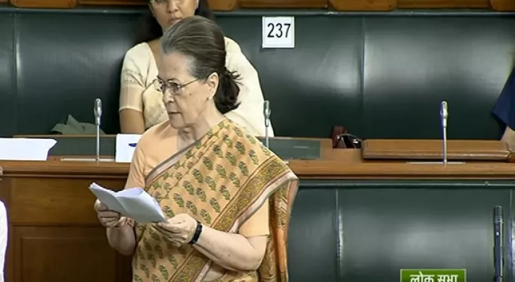 Sonia Gandhi says MNREGA funds slashed, Minister says it has increased