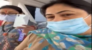 Congress leader confronts Smriti Irani over price rise in flight