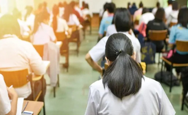 Full Hd School Teacher Girls - Teacher Showed Girls Porn in Class