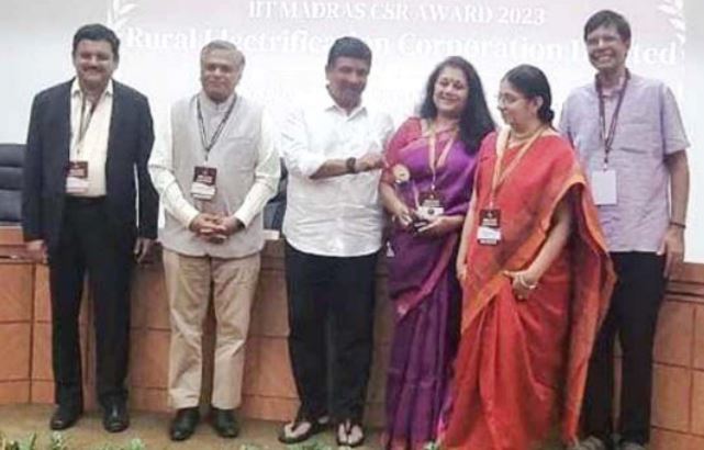 REC receives 'Innovative Technology Development Award' at IIT Madras CSR Summit