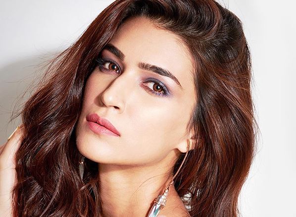 'Doesn't get hotter than this': Kriti Sanon oozes oomph in 'Naina' song from 'Crew'